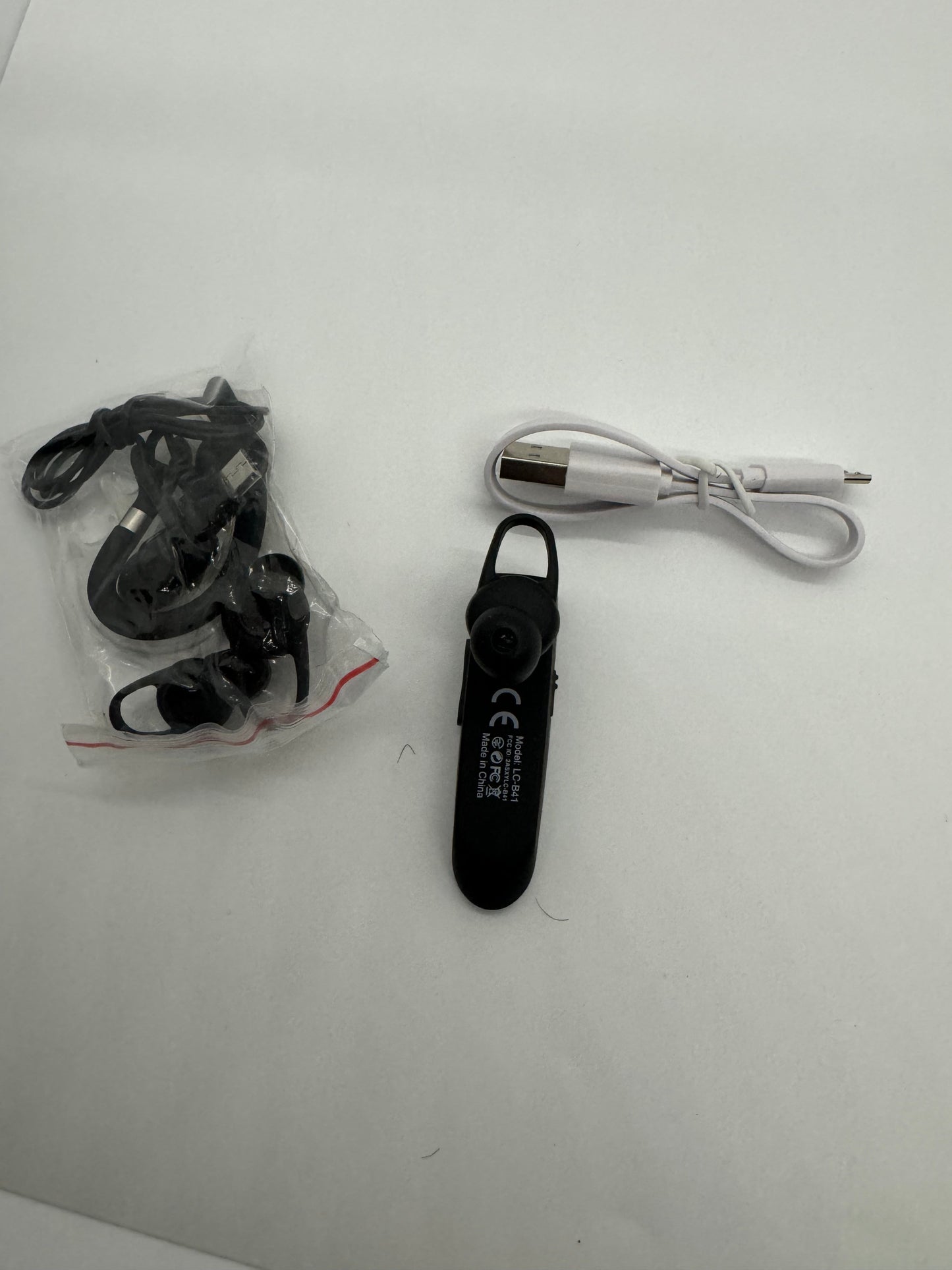 Wireless Bluetooth single earpiece with 24 hour battery life, awesome microphone, multi sized ear tips, ear hooks, Multi device connection, audible and voice feedback, and zippered carry case with clip