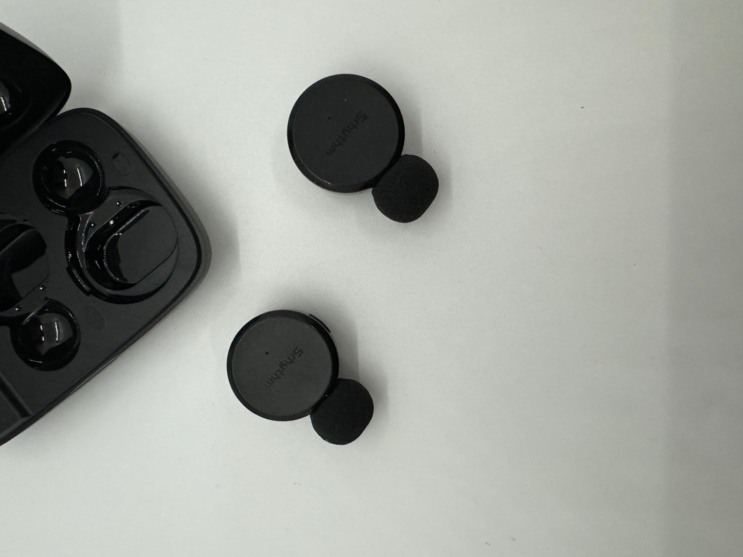 Clip-on lapel microphone kit with two wireless microphones, plug and play operation with USB-C transmitter, rechargeable battery case, up to 30 hours of battery, 4 recording modes, 360 degrees rotating clip, and amazing recording quality
