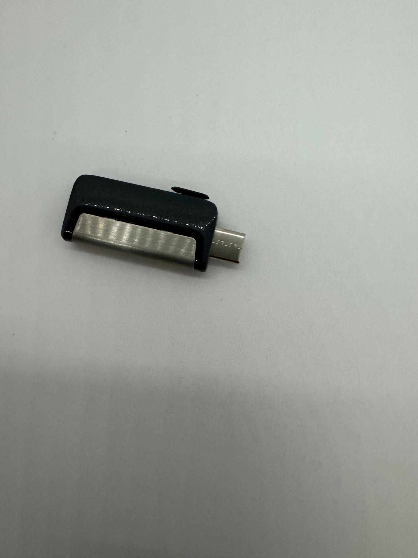 High speed dual plug flash drive with both standard USB, and USB type C plugs. Use with either ports on desktop or laptop computers, Apple and Android smartphones or tablets. Available in 256GB of storage